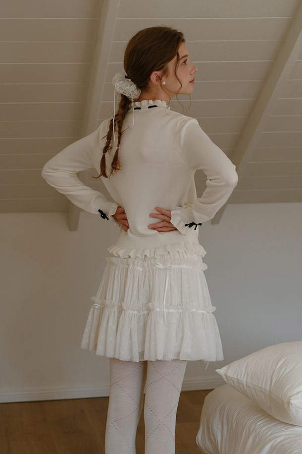 화사하고 로맨틱한 무드의 Bow 튤 스커트입니다. 부드러운 튤 소재로 제작되어 은은한 A라인 핏을 연출하며, 플레어 타입으로 여성스러운 실루엣을 강조합니다. 허리 밴딩과 프릴 디테일, 러플, 레이어드 디자인이 특징이며, 화이트 컬러의 레이스 패턴이 우아함을 더합니다. 봄, 여름 시즌 데이트룩, 모임룩, 소개팅룩 등 특별한 날에 클래식하고 로맨틱한 스타일을 완성해보세요. 얇은 두께감으로 가볍게 착용하기 좋으며, 루즈핏으로 편안한 착용감을 선사합니다.
