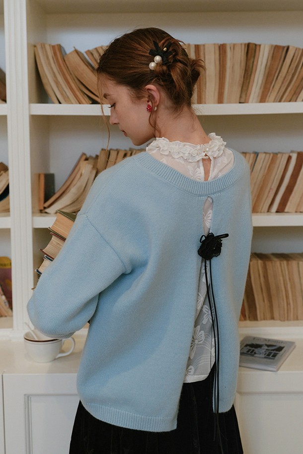 스카이블루 컬러의 백 슬릿 풀오버 스웨터입니다. 부드러운 니트 소재로 제작되어 봄, 가을 간절기에 활용하기 좋으며, 일상생활에서 편안하게 착용할 수 있습니다. 라운드넥과 레귤러핏 디자인으로 베이직하고 캐주얼한 스타일을 연출합니다. 긴 소매 기장과 얇은 두께감으로 간절기 레이어드룩에도 적합하며, 뒷면에 슬릿 디테일이 더해져 포인트를 더했습니다. 미니멀, 클래식 스타일을 선호하는 여성분들께 추천합니다.
