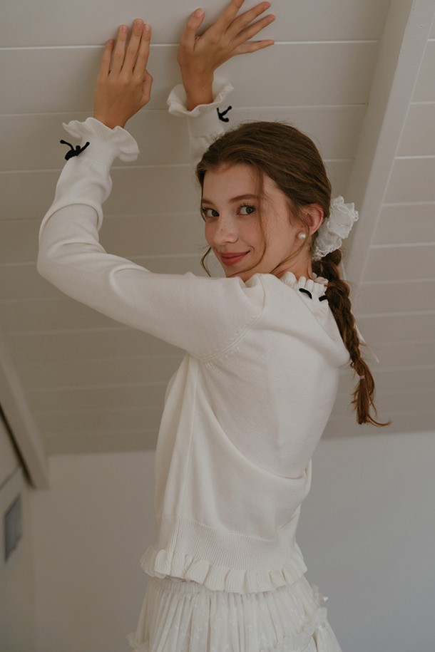 **라인 리본 러플 니트 탑**은 여성스러운 무드를 연출하는 화이트 컬러의 니트/스웨터입니다. 가을, 겨울 시즌에 어울리는 두꺼운 두께감과 부드러운 촉감의 니트 소재로 제작되었습니다. 라운드넥에 긴 소매 기장, 레귤러핏 디자인으로 클래식하고 우아한 분위기를 자아냅니다. 리본, 러플, 레이스 디테일이 더해져 로맨틱한 스타일을 완성하며, 데이트룩, 모임룩, 소개팅룩에 적합합니다.
