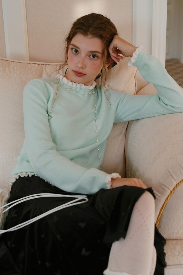 민트 컬러의 Soft ruffle knit top(소프트 러플 니트 탑)입니다. 부드러운 니트 소재로 제작되어 봄, 가을에 착용하기 좋으며, 라운드넥과 긴 소매 기장으로 디자인되었습니다. 로맨틱하고 페미닌한 무드를 연출하며, 러플과 프릴 디테일이 여성스러운 포인트를 더합니다. 레귤러 핏과 얇은 두께감으로 편안하게 착용 가능하며, 데이트룩, 미니멀, 클래식 스타일을 즐겨 입는 여성분들께 추천합니다. 하트 디테일이 사랑스러운 매력을 더해줍니다.
