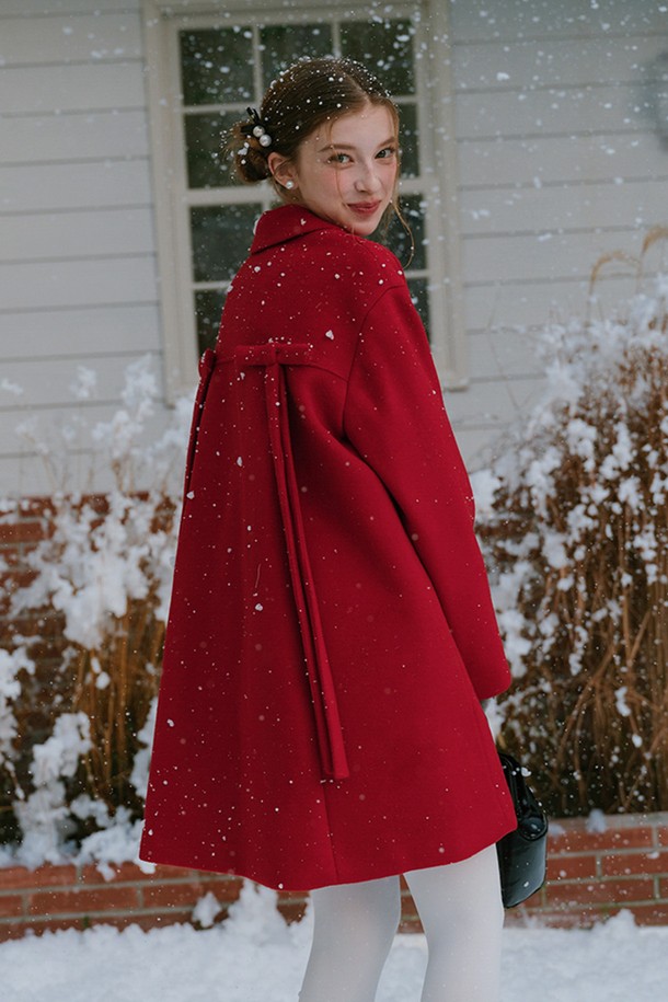 세련된 무드의 홀리데이 레드 리본 하프 코트입니다. 부드러운 울 소재로 제작되어 겨울철에도 따뜻하게 착용할 수 있으며, 하프 기장과 레귤러 핏으로 편안한 착용감을 선사합니다. 싱글 버튼 여밈 방식으로 깔끔함을 더하고, 여성스러운 리본 디테일이 포인트로 더해져 엘레강스하고 클래식한 분위기를 연출합니다. 데이트룩, 모임룩, 출근룩 등 다양한 TPO에 활용하기 좋으며, 미니멀, 시크한 스타일을 즐겨 입는 분들께 추천합니다.
