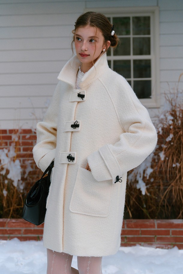 부클 울 소재의 Bow 코트는 여성스러운 매력을 강조하는 하프 코트입니다. 화이트, 아이보리 컬러로 출시되어 우아하고 클래식한 분위기를 연출하며, 오버사이즈 실루엣과 리본 디테일이 특징입니다. 가을, 겨울 시즌에 어울리는 두꺼운 두께감으로 따뜻하게 착용할 수 있으며, 부드러운 촉감이 편안함을 더합니다. 싱글 버튼 여밈 방식으로 간편하게 착용 가능하며, 오피스룩, 모임룩, 데이트룩 등 다양한 TPO에 활용 가능합니다. 클래식, 미니멀, 시크한 스타일을 즐기는 분들께 추천합니다.
