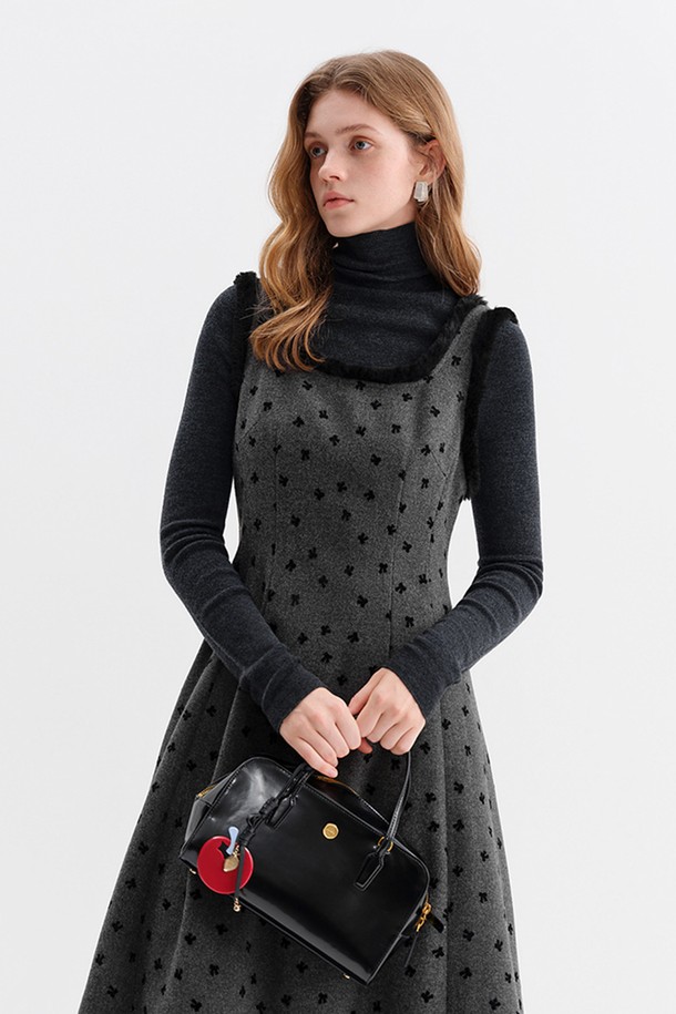 벨벳 보우 울 슬리브리스 드레스는 가을과 겨울, 모임룩과 연말 모임룩에 어울리는 여성용 원피스입니다. 부드러운 촉감의 울과 벨벳 소재로 제작되었으며, 클래식하고 엘레강스한 무드를 자아냅니다. A라인 핏에 터틀넥 디자인, 그리고 사랑스러운 리본 장식이 더해져 여성스러움을 강조합니다. 그레이와 블랙 두 가지 색상, 도트 무늬로 포인트를 주어 미니멀하면서도 세련된 스타일을 연출합니다. 레이어드하여 다양한 스타일링을 시도할 수 있습니다.
