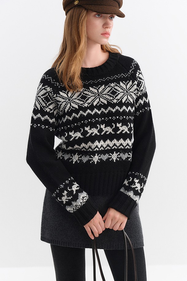 페어 아일 크루넥 스웨터는 겨울 시즌, 출근룩과 연말 모임룩에 적합한 여성용 상의입니다. 블랙과 화이트 두 가지 색상으로 출시되었으며, 캐주얼, 클래식, 미니멀 스타일을 연출하기 좋습니다. 울과 아크릴 혼방 소재로 제작되어 부드러운 촉감을 선사하며, 두꺼운 두께감으로 따뜻하게 착용할 수 있습니다. 레귤러 핏 라운드넥 디자인에 긴 소매 기장, 노르딕 페어 아일 패턴이 특징입니다. 베이직하면서도 포근한 분위기를 연출하는 아이템입니다.
