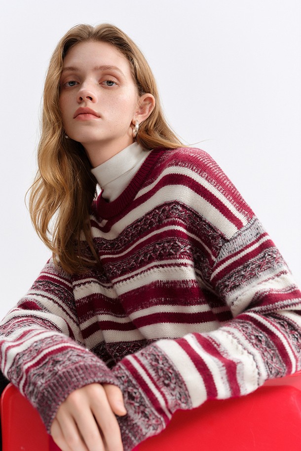 홀리데이 스트라이프 풀오버 스웨터는 여성용 상의로, 가을과 겨울에 따뜻하게 입을 수 있는 두꺼운 울 소재의 터틀넥 스웨터입니다. 버건디와 화이트 컬러의 스트라이프 및 노르딕 패턴이 캐주얼한 무드를 연출하며, 레귤러핏과 긴소매 디자인으로 편안한 착용감을 선사합니다. 홀리데이 시즌을 위한 특별한 디자인으로, 일상에서 스타일리시하게 포인트를 줄 수 있습니다. 부드러운 촉감으로 포근하게 감싸주어 겨울철 데일리룩에 활용하기 좋습니다.

