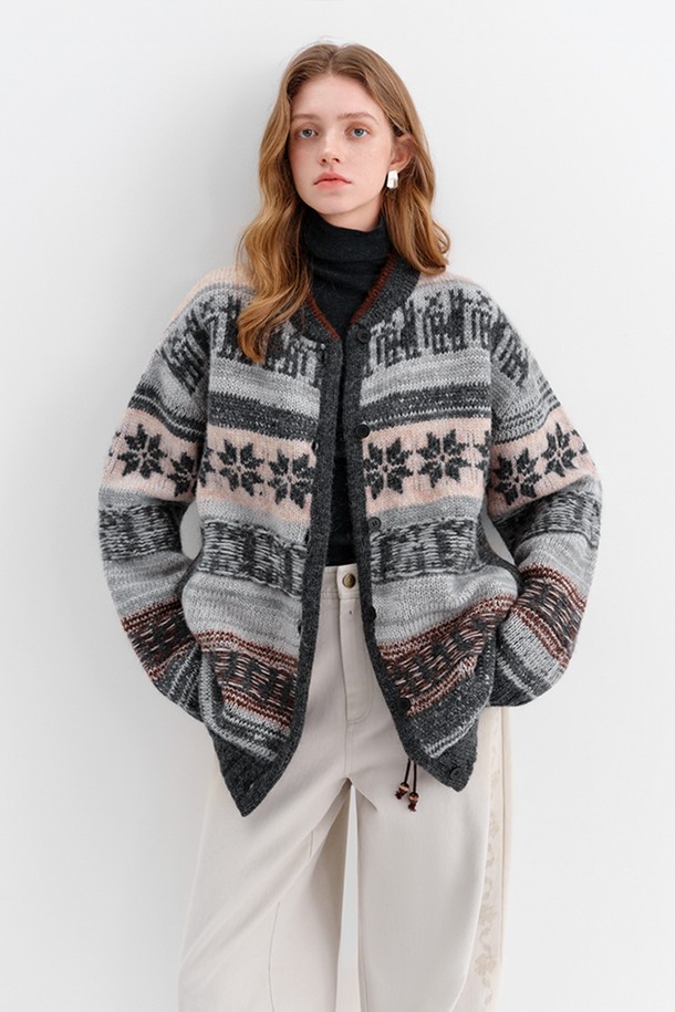 빈티지 페어 아일 울 가디건은 여성스러운 매력을 더하는 니트/스웨터입니다. 그레이, 핑크, 블랙 등 세 가지 색상으로 출시되었으며, 가을과 겨울에 따뜻하게 착용할 수 있습니다. 부드러운 울 소재에 라운드넥 디자인, 긴 소매와 레귤러핏으로 편안한 착용감을 선사합니다. 클래식하고 캐주얼한 스타일을 연출하기 좋으며, 두꺼운 두께감으로 보온성을 높였습니다. 빈티지 감성을 더해 소장 가치를 높인 버튼 여밈 방식의 가디건입니다.
