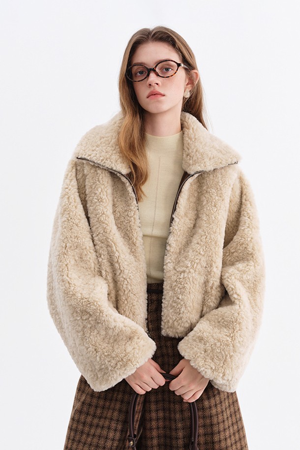 부드러운 퍼 소재로 제작되어 포근함을 선사하는 여성용 리버시블 재킷입니다. 브라운 컬러의 무지 디자인으로, 캐주얼하고 미니멀한 스타일을 연출하기 좋습니다. 크롭 기장과 루즈핏으로 활동성을 높였으며, 퍼 카라와 집업 여밈 방식이 특징입니다. 양면 착용이 가능하여 다양한 스타일을 연출할 수 있으며, 데이트룩, 연말 모임룩 등 특별한 날에도 잘 어울립니다. 겨울 시즌, 따뜻하고 스타일리시하게 연출해보세요.
