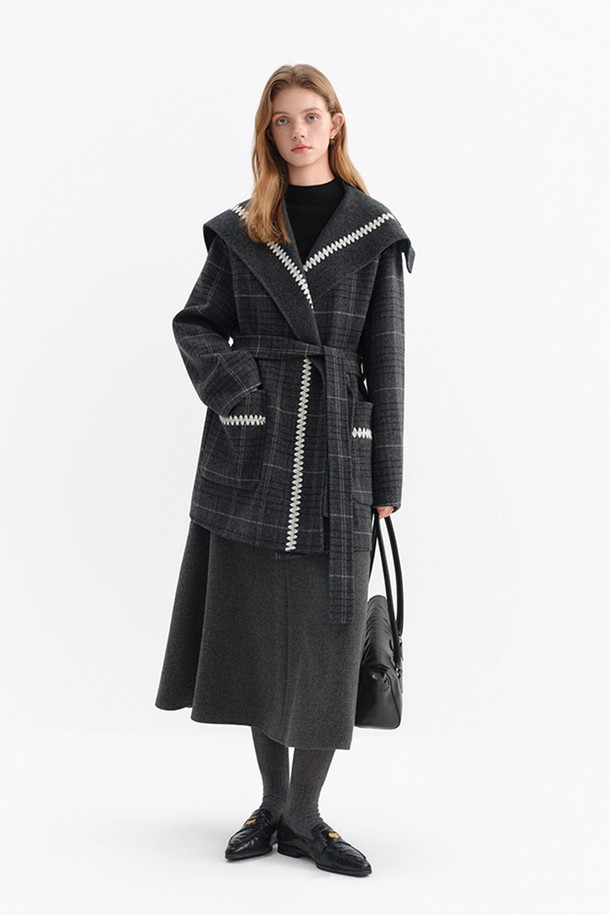 블랙과 화이트 컬러 배색의 플래드(체크) 패턴 리버시블 하프 코트입니다. 울 소재로 제작되어 가을, 겨울 시즌에 따뜻하게 착용할 수 있으며, 두꺼운 두께감으로 보온성을 높였습니다. 모던하고 미니멀한 스타일로, 싱글 버튼 여밈과 오버핏 디자인이 특징입니다. 지그재그 스티치 디테일과 포켓으로 포인트를 더했으며, 출근룩이나 모임룩 등 다양한 TPO에 활용 가능합니다. 클래식, 미니멀, 시크한 스타일을 연출하기에 좋습니다.

