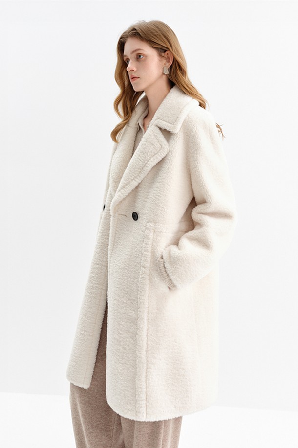 부드러운 촉감의 아이보리 또는 화이트 컬러, 미디엄 기장의 여성용 '윈터 퍼 코트'입니다. 미니멀하면서도 클래식한 스타일로, 데이트룩에 완벽하게 어울립니다. 두꺼운 두께감의 퍼와 울 소재가 따뜻함을 선사하며, 테디베어 코트 또는 양털 디자인으로 포근한 느낌을 더했습니다. 싱글 버튼 여밈과 레귤러 핏으로 편안하게 착용 가능하며, 긴 소매 기장으로 더욱 따뜻하게 겨울을 보낼 수 있습니다. 이 퍼 코트는 당신의 겨울을 더욱 스타일리시하게 만들어줄 것입니다.
