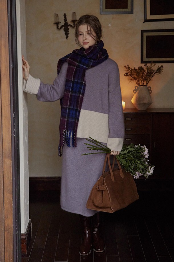 부드러운 라벤더 컬러의 니트 스커트입니다. 가을, 겨울 시즌에 어울리는 두꺼운 두께감과 슬림핏의 H라인 디자인으로, 미니멀하고 베이직한 스타일을 연출합니다. 부드러운 니트 소재로 제작되어 편안한 착용감을 선사하며, 출근룩으로 활용하기 좋습니다. 무지 패턴의 미디스커트로, 다양한 상의와 매치하여 클래식한 분위기를 낼 수 있습니다.
