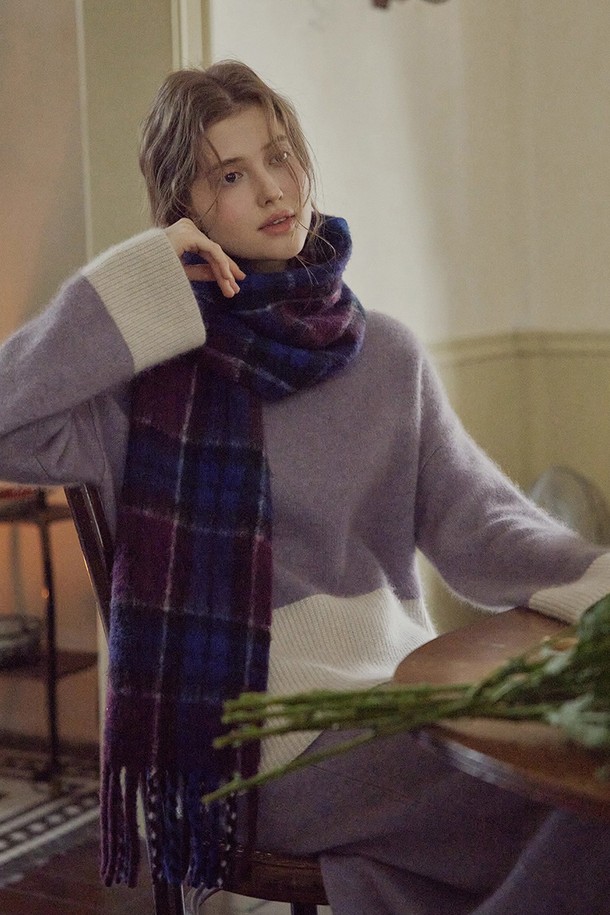 부드러운 라벤더 컬러가 돋보이는 풀오버 스웨터입니다. 미니멀하고 베이직한 디자인으로 가을, 겨울 시즌 데일리룩에 활용하기 좋습니다. 넉넉한 레귤러핏에 라운드넥, 긴 소매 기장으로 편안한 착용감을 선사합니다. 두꺼운 니트 소재로 제작되어 포근하며, 아이보리 컬러 배색 디자인이 은은하게 포인트를 더합니다. 부드러운 촉감으로 기분 좋은 착용감을 느낄 수 있습니다.
