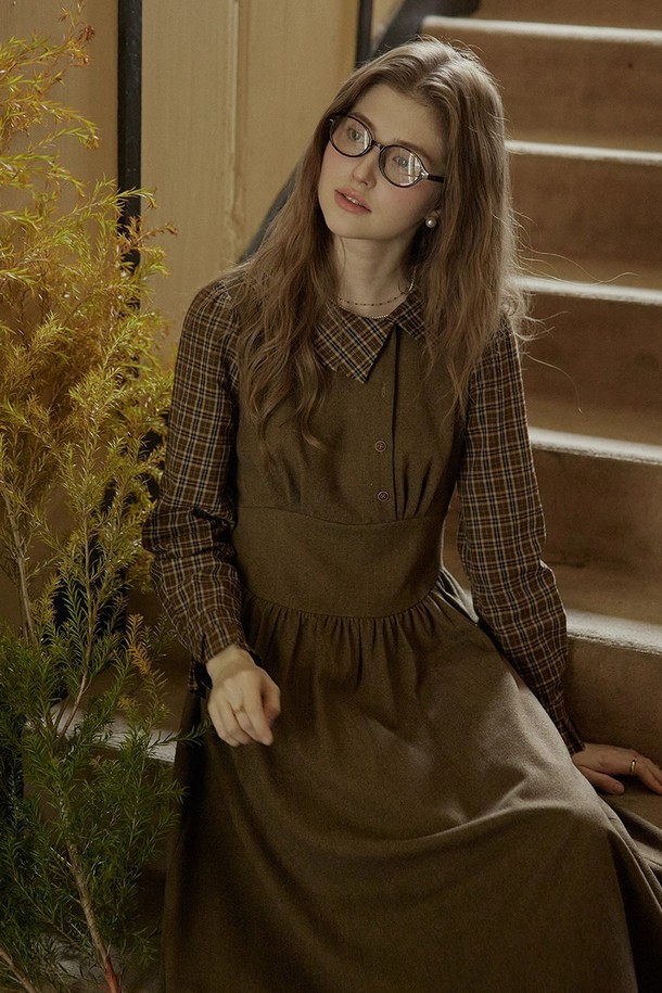 체크 플레드 셔츠 페이크 투피스 원피스는 클래식과 캐주얼 무드를 넘나드는 여성 의류입니다. 브라운 컬러의 울 소재로 제작되어 가을, 겨울 시즌에 따뜻하고 포근한 착용감을 선사합니다. 차이나칼라와 긴 소매, 두꺼운 두께감으로 보온성을 높였으며, 페이크 레이어드 디자인이 특징입니다. A라인 플레어 치마 핏이 여성스러운 실루엣을 연출하며, 데이트룩과 모임룩, 다양한 스타일을 소화할 수 있는 미니멀한 디자인입니다.
