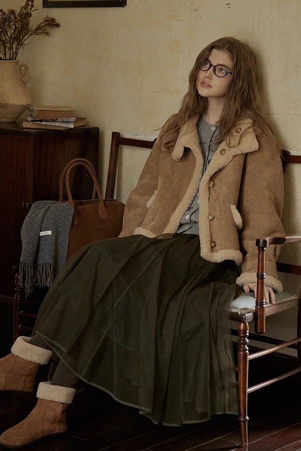 겨울 메쉬 레이어드 스커트는 여성스러운 엘레강스 스타일을 연출하는 블랙 컬러의 스커트입니다. 부드러운 촉감의 메쉬 소재와 플레어 핏의 A라인 디자인이 특징이며, 레이어드 디자인으로 포인트를 더했습니다. 얇은 두께감으로 겨울에도 답답함 없이 착용 가능하며, 모임룩, 연말 모임룩, 데이트룩 등 다양한 TPO에 활용할 수 있습니다. 클래식하고 미니멀한 스타일을 즐기는 분들께 추천하는 아이템입니다.
