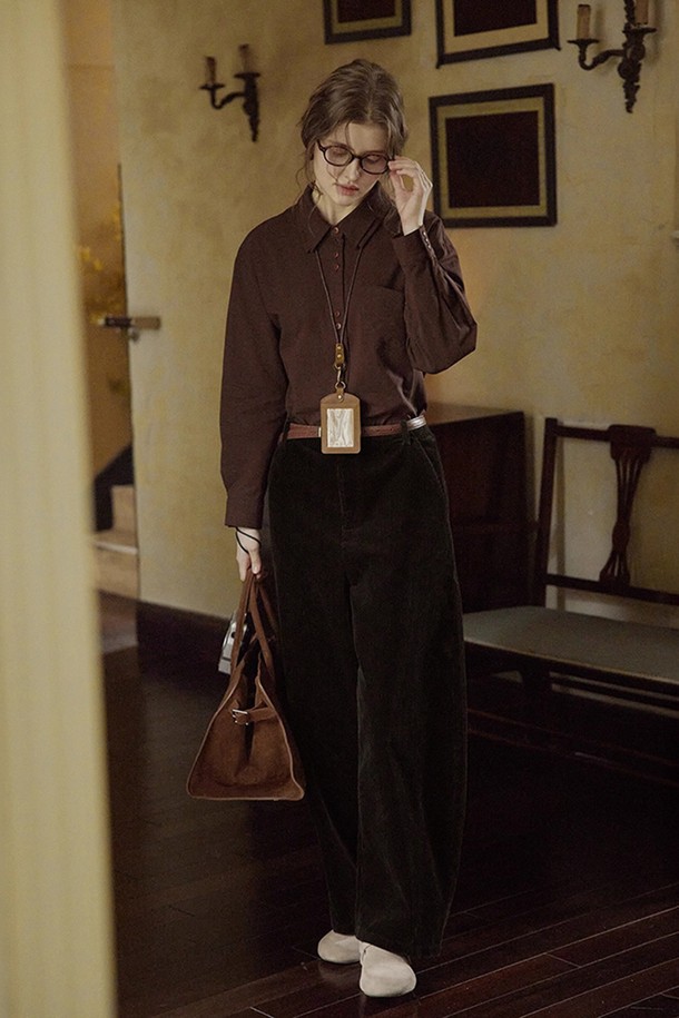 부드러운 코듀로이 소재로 제작되어 포근한 착용감을 선사하는 코듀로이 커브드 팬츠입니다. 톤 다운된 브라운 컬러의 무지 디자인으로 어떤 상의와도 쉽게 매치하여 캐주얼, 미니멀, 클래식 스타일을 연출할 수 있습니다. 넉넉한 와이드 핏과 루즈핏으로 편안함을 더했으며, 가을, 겨울 시즌에 적합한 두꺼운 두께감으로 따뜻하게 착용할 수 있습니다. 커브드 실루엣이 다리 라인을 더욱 돋보이게 하며, 일상 속에서 스타일리시함을 더해줍니다. 여성스러운 분위기를 자아내며 부드러운 촉감이 특징입니다.
