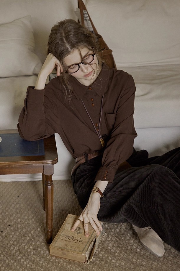 코코아 버튼 포켓 셔츠는 여성용 상의로, 봄, 가을에 어울리는 레귤러 핏의 긴소매 셔츠입니다. 부드러운 면 소재로 제작되어 편안한 촉감을 제공하며, 베이직하고 클래식한 스타일을 연출합니다. 무지 디자인에 라운드넥과 버튼 여밈 방식을 갖추고 있으며, 실용적인 포켓 디테일이 돋보입니다. 출근룩이나 오피스룩, 미니멀하고 캐주얼한 스타일로 활용하기 좋습니다. 코코아 또는 브라운 컬러를 선택하여 세련된 분위기를 더해보세요.
