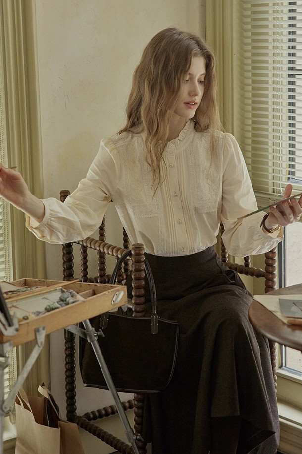 아이보리 컬러의 자수 러플 카라 블라우스입니다. 면 소재로 제작되어 부드러운 촉감을 선사하며, 봄, 가을에 착용하기 좋습니다. 7부 소매와 레귤러 핏으로 클래식하면서도 엘레강스한 분위기를 연출합니다. 빈티지 스타일의 하이넥 디자인과 러플, 자수 디테일이 로맨틱한 무드를 더해 데이트룩, 모임룩으로 활용하기 좋습니다. 미니멀한 스타일을 선호하는 분들께도 추천합니다.
