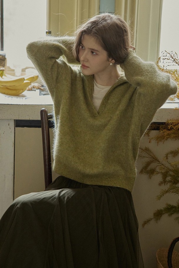 **브이넥 카라 풀오버 스웨터_2컬러**는 여성용 상의로, 가을과 겨울에 따뜻하게 착용할 수 있는 두꺼운 두께감의 풀오버 스타일 스웨터입니다. 베이직하고 캐주얼한 무드의 레귤러핏으로, 브이넥 디자인이 특징입니다. 울과 아크릴 혼방 소재로 제작되어 부드러운 촉감을 선사하며, 무지 패턴과 긴 소매 기장으로 다양한 스타일 연출이 용이합니다. 캐주얼, 클래식, 미니멀 스타일을 즐겨 입는 여성분들께 추천합니다. 색상은 그린 컬러로 만나보실 수 있습니다.
