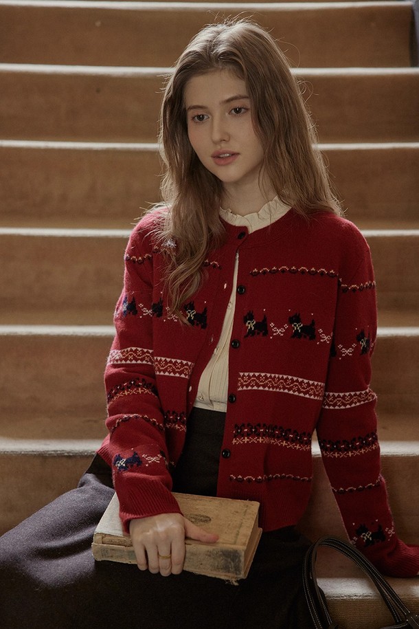 귀여운 강아지 모티프의 페어아일 패턴이 돋보이는 퍼피 페어 아일 가디건입니다. 부드러운 울 소재로 제작되어 가을과 겨울, 포근하고 따뜻하게 착용할 수 있습니다. 라운드넥 디자인과 레귤러핏으로 어떤 스타일에도 잘 어울립니다. 레드와 화이트 두 가지 컬러로 출시되어 취향에 맞게 선택 가능하며, 캐주얼한 무드를 연출하기 좋습니다. 버튼 여밈 방식으로 간편하게 착용할 수 있으며, 두꺼운 두께감으로 보온성을 높였습니다.
