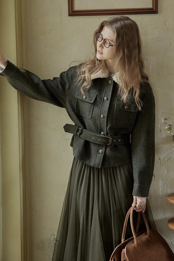 세련된 블랙 컬러의 퍼 카라 벨티드 재킷입니다. 울 소재로 제작되어 부드러운 촉감과 뛰어난 보온성을 자랑하며, 가을과 겨울에 따뜻하게 착용할 수 있습니다. 허리 벨트 디테일과 라펠 카라 디자인이 클래식하면서도 엘레강스한 분위기를 연출합니다. 레귤러핏으로 제작되어 오피스룩, 출근룩, 모임룩 등 다양한 TPO에 활용 가능하며, 미니멀하고 시크한 스타일을 완성합니다. 긴 소매 기장의 두꺼운 두께감으로 고급스러운 겨울 스타일링을 즐길 수 있습니다.
