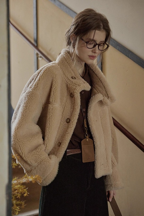 베이직한 디자인과 부드러운 촉감이 돋보이는 스웨이드 리버시블 재킷입니다. 가을, 겨울 시즌에 어울리는 두꺼운 두께감으로 따뜻하게 착용할 수 있으며, 캐주얼부터 클래식까지 다양한 스타일을 연출할 수 있습니다. 베이지와 브라운 두 가지 컬러로 출시되어, 출근룩이나 모임룩 등 TPO에 맞춰 활용하기 좋습니다. 레귤러 핏에 버튼 여밈 방식, 긴 소매 기장으로 편안함과 스타일리시함을 동시에 갖췄습니다. 안감의 포켓 디테일이 실용성을 더해줍니다.
