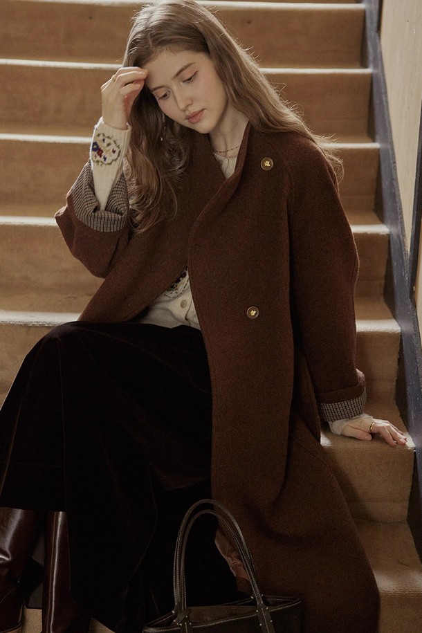 브라운 컬러의 플레드 커프스 벨티드 코트입니다. 울 소재로 제작되어 가을, 겨울 시즌에 따뜻하게 착용할 수 있으며, 두꺼운 두께감으로 보온성을 높였습니다. 클래식하고 베이직한 스타일로, 오피스룩, 출근룩, 모임룩 등 다양한 TPO에 활용 가능합니다. 허리 벨트로 허리 라인을 강조하여 여성스러운 실루엣을 연출하며, 긴 소매와 커프스 디테일이 특징입니다. 레귤러핏으로 편안하게 착용 가능하며 미디엄 기장으로 다리가 길어 보이는 효과를 줍니다.
