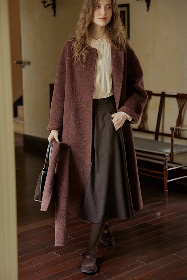 가을, 겨울 시즌 당신의 품격을 높여줄 심플 스카프 버튼 코트입니다. 부드러운 울 소재로 제작되어 포근하고 고급스러운 착용감을 선사하며, 롱 기장과 루즈핏으로 편안하면서도 세련된 실루엣을 연출합니다. 클래식하고 미니멀한 디자인으로, 무지 패턴과 브라운 컬러가 어떤 옷에도 잘 어울려 출근룩과 모임룩 등 다양한 TPO에 활용 가능합니다. 특히 스카프 디테일이 더해져 포인트를 주며, 버튼 여밈 방식으로 간편하게 스타일링할 수 있습니다.
