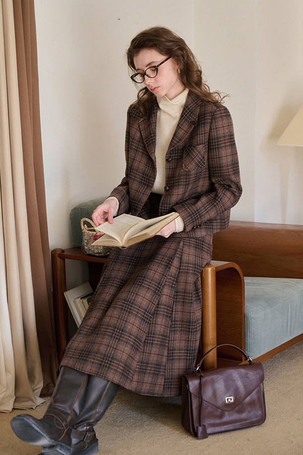 브라운 컬러의 체크 체크 시계 스커트입니다. 울 소재로 제작되어 가을, 겨울 시즌에 따뜻하게 착용할 수 있으며, 두꺼운 두께감으로 포근한 착용감을 선사합니다. 플레어 디자인과 A라인 핏으로 여성스러운 실루엣을 연출하며, 클래식 및 캐주얼 스타일을 모두 소화할 수 있습니다. 미디엄 기장으로 출근룩이나 모임룩 등 다양한 TPO에 활용 가능하며, 부드러운 촉감으로 편안하게 즐겨 입을 수 있습니다.
