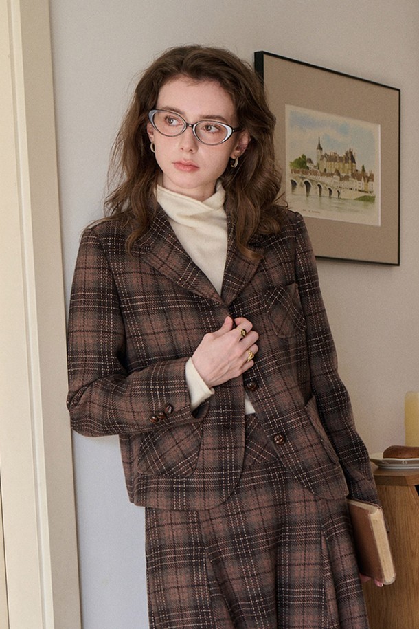 'Check clock 재킷'은 여성스러운 클래식 무드를 연출하는 브라운 컬러의 체크 자켓입니다. 울 소재로 제작되어 가을, 겨울 시즌에 따뜻하게 착용할 수 있으며, 두꺼운 두께감으로 포근함을 더합니다. 레귤러 핏에 싱글 버튼 여밈 방식으로, 오피스룩, 출근룩, 모임룩 등 다양한 TPO에 활용 가능합니다. 테일러드 코트 타입의 긴 소매 디자인으로, 미니멀하면서도 세련된 스타일을 완성합니다. 클래식한 체크 패턴이 돋보이는 이 재킷은 당신의 옷장에 품격을 더해줄 것입니다.
