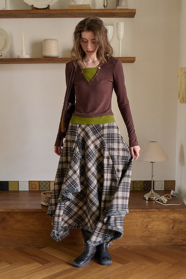 브러쉬 플래드 스커트는 가을, 겨울 시즌에 어울리는 여성용 스커트입니다. 브라운과 베이지 컬러의 울 소재로 제작되어 부드러운 촉감과 두꺼운 두께감을 자랑합니다. 클래식하고 캐주얼한 스타일을 연출하며, A라인 플레어 핏과 체크 패턴, 프린지 디테일이 특징입니다. 출근룩, 모임룩, 데이트룩 등 다양한 TPO에 활용 가능하며, 미니멀, 클래식, 캐주얼 스타일을 즐겨 입는 분들께 추천합니다. 루즈핏으로 편안하게 착용할 수 있습니다.
