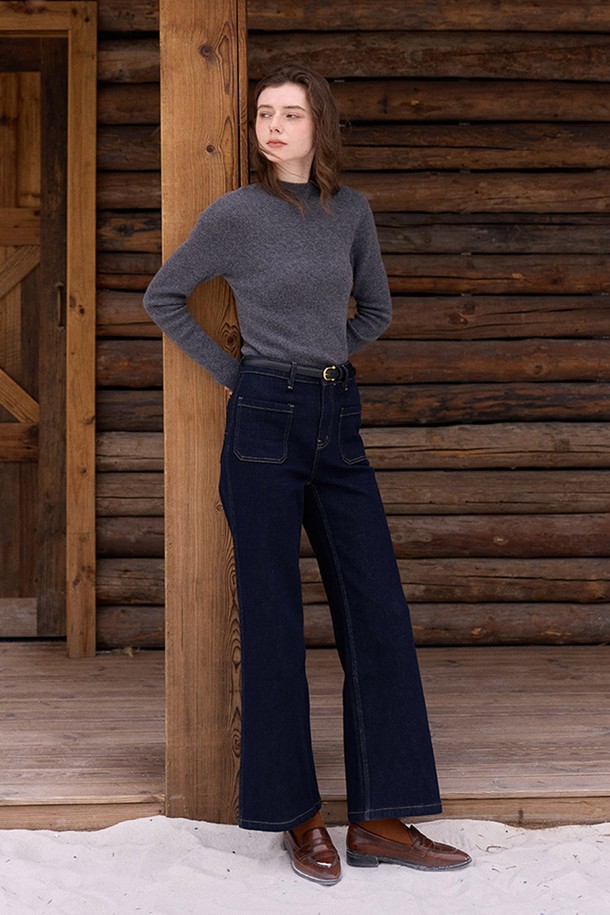 **탑라인 부츠컷 청바지_2컬러**는 여성용 부츠컷 청바지로, 베이직하고 캐주얼한 스타일을 연출합니다. 데님 소재의 레귤러핏 긴바지로, 봄, 가을에 착용하기 좋습니다. 네이비 색상에 무지 디자인이며, 워싱 가공으로 은은한 멋을 더했습니다. 캐주얼, 미니멀, 클래식 스타일을 즐겨 입는 분들께 추천합니다.
