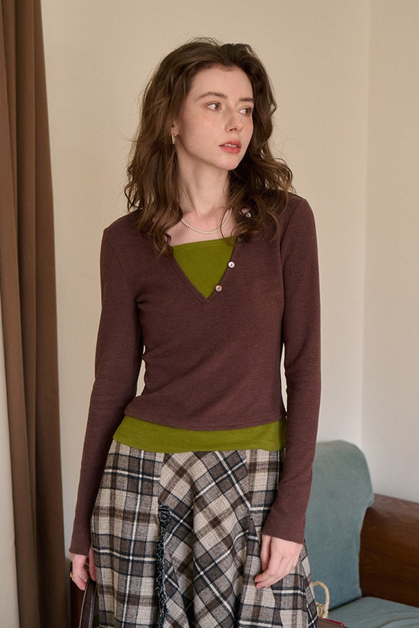 브라운과 그린 두 가지 색상으로 만나볼 수 있는 스티칭 페이크 니트 탑입니다. 부드러운 촉감의 니트와 아크릴 혼방 소재로 제작되어 가을, 겨울 시즌에 따뜻하게 착용하기 좋습니다. 라운드넥에 레귤러핏으로 제작되었으며, 캐주얼하고 베이직한 스타일을 연출하기 좋습니다. 무지 디자인에 스티칭 디테일이 더해져 밋밋함을 덜었습니다. 긴 소매 기장과 두꺼운 두께감으로 포근하게 즐기기 좋은 데일리 상의입니다.
