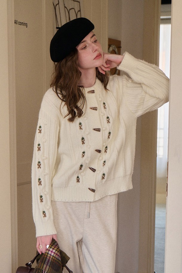 아이보리, 화이트 컬러의 자수 혼 니트 카디건입니다. 부드러운 울과 니트 소재로 제작되어 가을, 겨울 시즌에 따뜻하게 착용할 수 있습니다. 라운드넥에 레귤러 핏으로, 캐주얼한 스타일을 연출하며 출근룩, 모임룩에 활용하기 좋습니다. 자수 디테일과 혼 장식이 포인트로, 클래식하고 미니멀한 무드를 더합니다. 두꺼운 두께감으로 포근하게 몸을 감싸줍니다.
