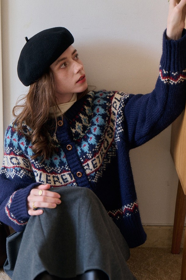 네이비, 화이트, 레드의 세 가지 색상으로 만나볼 수 있는 '아일랜드 니트 가디건'입니다. 부드러운 울 소재로 제작되어 가을, 겨울 시즌에 따뜻하게 입을 수 있습니다. 레귤러 핏에 라운드넥 디자인이며, 긴 소매와 두꺼운 두께감으로 포근함을 더했습니다. 노르딕 페어아일 패턴과 버튼 여밈 디테일이 캐주얼하면서도 클래식한 무드를 연출합니다. 일상에서 편안하게 즐겨 입기 좋은 아이템입니다.
