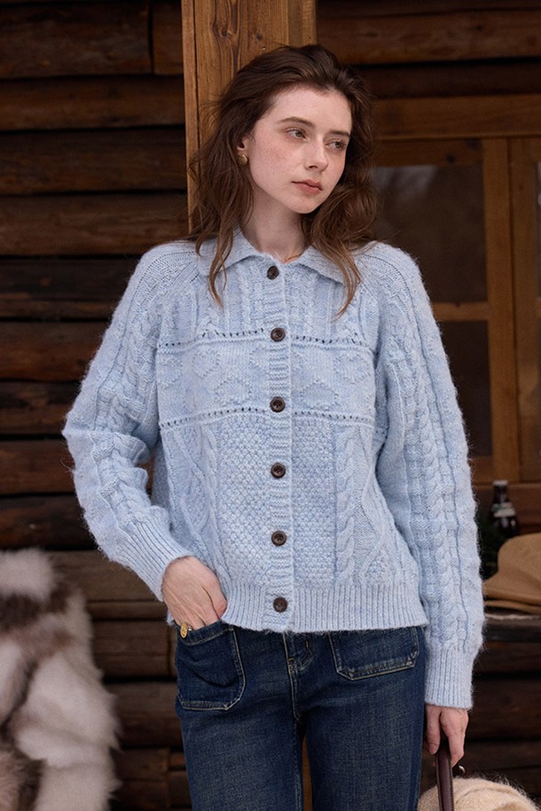 부드러운 울 소재의 '윈드 케이블 니트 가디건'입니다. 넉넉한 레귤러 핏으로 편안하게 착용 가능하며, 라운드넥 디자인과 버튼 디테일이 특징입니다. 가을, 겨울 시즌에 어울리는 두꺼운 두께감으로 따뜻함을 선사하며, 베이직하고 캐주얼한 스타일을 연출합니다. 케이블 패턴의 그레이 컬러로 다양한 룩에 매치하기 용이하며, 긴 소매 기장으로 포근함을 더했습니다. 일상에서 편안하게 즐겨 입을 수 있는 여성용 가디건입니다.
