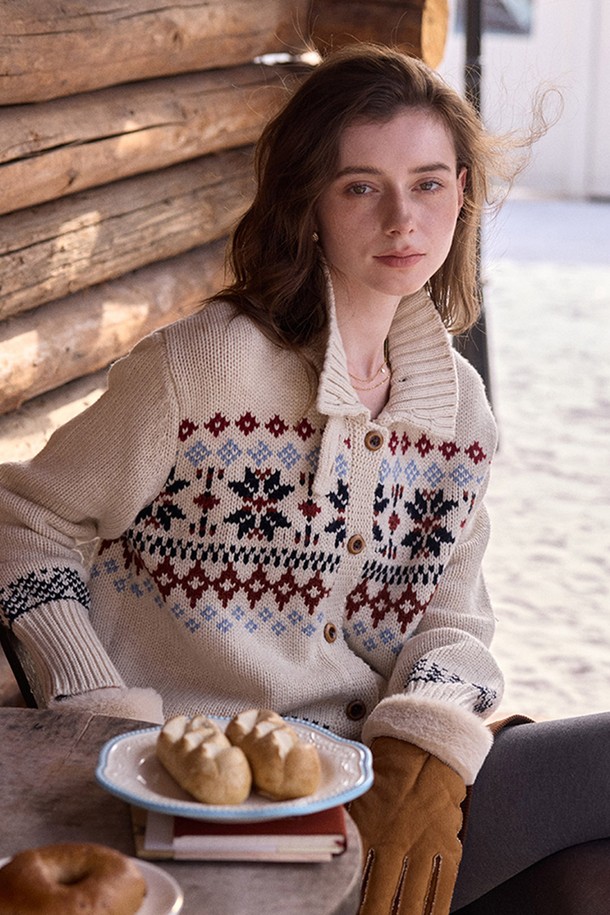아이슬란드 니트 가디건은 부드러운 울 소재로 제작되어 가을과 겨울에 따뜻하게 착용할 수 있습니다. 라운드넥 디자인에 레귤러 핏으로, 캐주얼한 무드를 연출하며 데이트룩과 모임룩에 적합합니다. 아이보리, 레드, 네이비 세 가지 색상으로 출시되어 다양한 스타일에 매치하기 좋습니다. 노르딕 패턴과 긴 소매, 두꺼운 두께감으로 포근함을 더했습니다. 버튼 여밈 방식으로 클래식하고 미니멀한 스타일을 완성해보세요.
