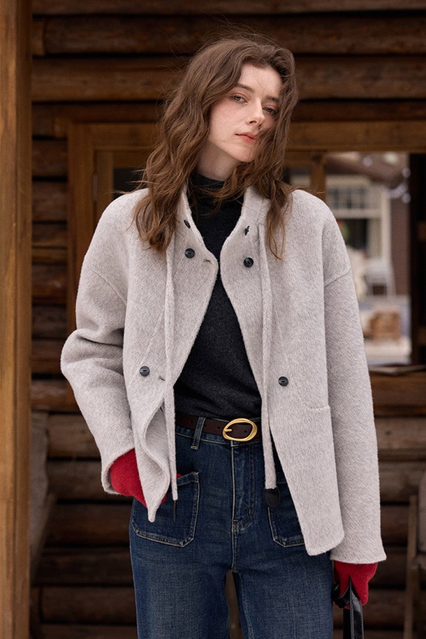 베이직하고 미니멀한 스타일의 여성용 풀 숏 울 재킷입니다. 부드러운 촉감의 울 소재로 제작되어 가을, 겨울 시즌에 따뜻하게 착용할 수 있습니다. 숏 코트 기장과 루즈핏으로 편안한 착용감을 선사하며, 하이넥 디자인과 스트링 디테일로 포인트를 더했습니다. 출근룩과 모임룩 모두 활용하기 좋으며, 미니멀, 클래식, 캐주얼 등 다양한 스타일을 연출할 수 있습니다. 베이지와 아이보리 두 가지 컬러로 출시되었습니다.

