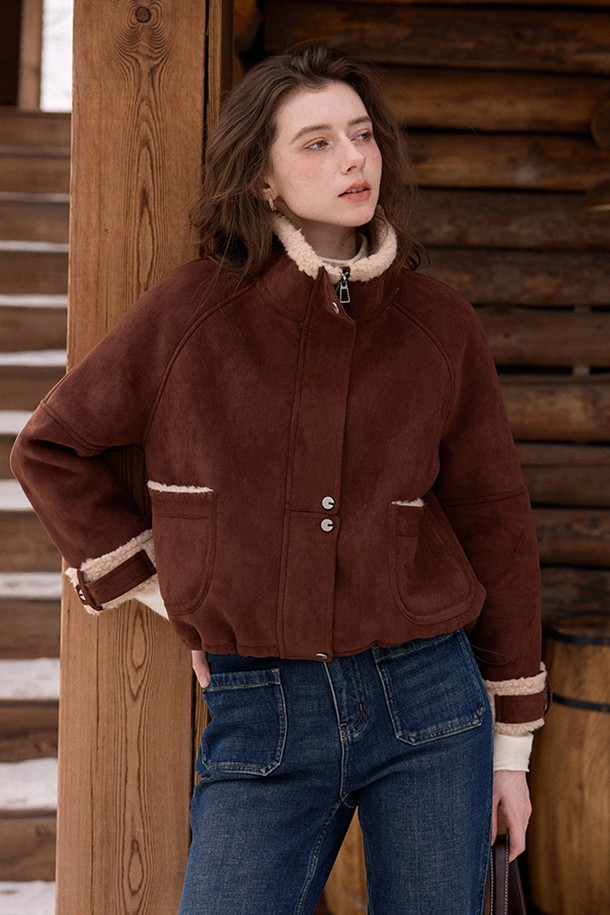 부드러운 촉감의 숏 퍼(short fur)가 돋보이는 여성용 재킷입니다. 브라운과 아이보리 두 가지 색상으로 출시되어 다양한 스타일 연출이 가능합니다. 캐주얼한 무드의 크롭 기장으로, 가을과 겨울에 따뜻하게 착용할 수 있습니다. 집업 스타일의 레귤러핏 퍼 재킷으로, 카라 디테일과 배색 디자인이 특징입니다. 데이트룩, 모임룩 등 TPO에 맞춰 캐주얼, 미니멀, 클래식한 스타일을 연출해보세요.
