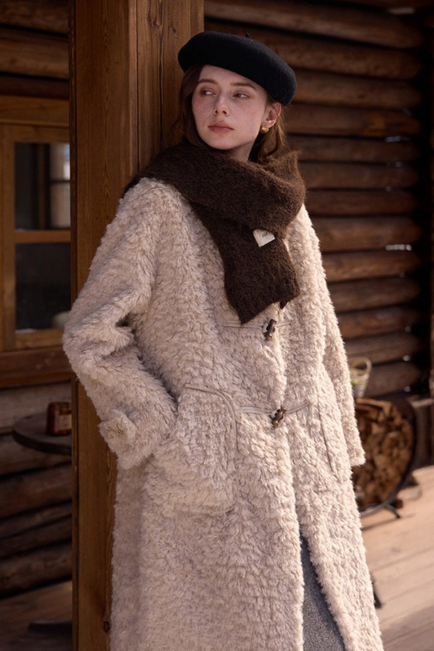 따뜻하고 포근한 착용감의 플리스 퍼 롱 재킷 2컬러, '폴라 플리스 퍼 롱 재킷'입니다. 베이지 색상으로 출시되었으며, 가을과 겨울에 어울리는 두꺼운 두께감으로 제작되었습니다. 캐주얼, 미니멀, 클래식 스타일을 즐겨 입는 여성분들을 위한 아이템으로, 데이트룩과 모임룩에 활용하기 좋습니다. 롱 기장의 루즈핏으로 편안하게 착용 가능하며, 부드러운 촉감과 퍼 디테일이 돋보이는 퍼 코트입니다.
