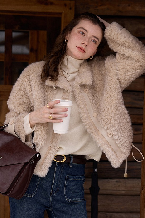 베이직한 디자인에 포근함을 더한 플리스 퍼 숏 재킷입니다. 부드러운 촉감의 폴리에스터와 플리스 소재로 제작되어 가을, 겨울 시즌 내내 따뜻하게 착용할 수 있습니다. 숏 기장과 루즈핏으로 편안한 착용감을 선사하며, 캐주얼하고 미니멀한 스타일을 연출하기 좋습니다. 집업 스타일로 간편하게 입고 벗을 수 있으며, 베이지, 아이보리 두 가지 컬러로 출시되어 취향에 맞게 선택할 수 있습니다. 퍼 디테일이 더해져 포근한 무드를 더해줍니다.
