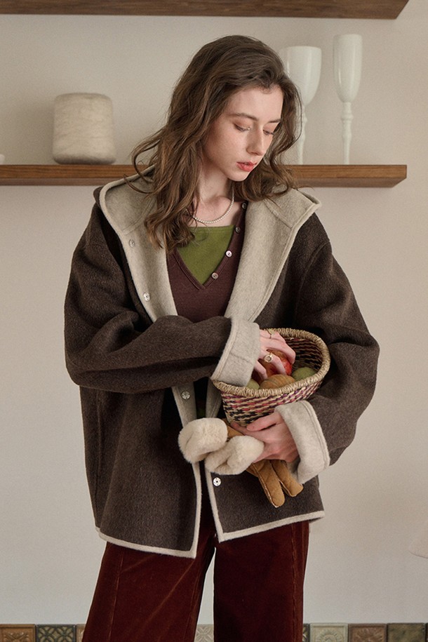 브라운과 베이지 컬러 배색이 돋보이는 후드 코트입니다. 부드러운 울 소재로 제작되어 가을, 겨울 시즌에 따뜻하게 착용할 수 있습니다. 레귤러 핏에 무지 디자인으로 베이직하고 캐주얼한 스타일을 연출합니다. 버튼 여밈 방식이며, 긴 소매와 후드 디자인으로 포인트를 더했습니다. 출근룩, 모임룩, 캐주얼, 클래식, 미니멀 등 다양한 스타일 연출에 활용할 수 있습니다.
