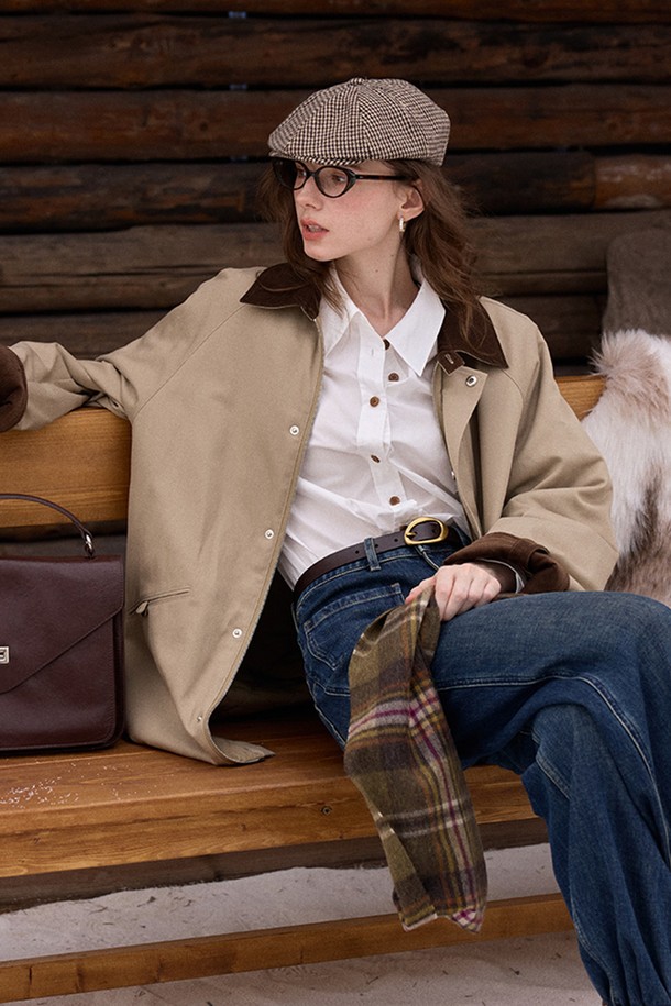 베이지 컬러의 롱 기장 Length 패딩 트렌치 코트입니다. 봄, 가을에 어울리는 두꺼운 두께감의 패딩 충전재와 방수 기능으로 보온성을 높였습니다. 클래식하고 베이직한 디자인에 어깨 패드가 더해져 포멀한 무드를 연출하며, 싱글 버튼 여밈 방식과 레귤러핏으로 편안하게 착용 가능합니다. 출근룩, 오피스룩, 모임룩 등 다양한 TPO에 활용 가능하며, 미니멀하고 시크한 스타일을 완성할 수 있습니다. 뻣뻣한 촉감의 폴리에스테르 소재로 제작되었으며 긴 소매 기장을 갖추었습니다.
