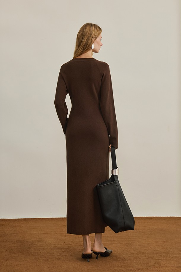 브라운 컬러의 스트랩 니트 원피스입니다. 부드러운 니트 소재로 제작되어 가을, 겨울 시즌에 따뜻하게 착용할 수 있습니다. 미니멀하고 베이직한 스타일에 허리 벨트와 스트랩 디테일이 더해져 포인트를 줍니다. H라인 스트레이트 핏으로 레귤러핏을 선사하며, 라운드넥과 긴 소매 디자인으로 세련된 무드를 연출합니다. 출근룩과 데이트룩 등 다양한 TPO에 미니멀, 클래식한 스타일로 활용하기 좋습니다.
