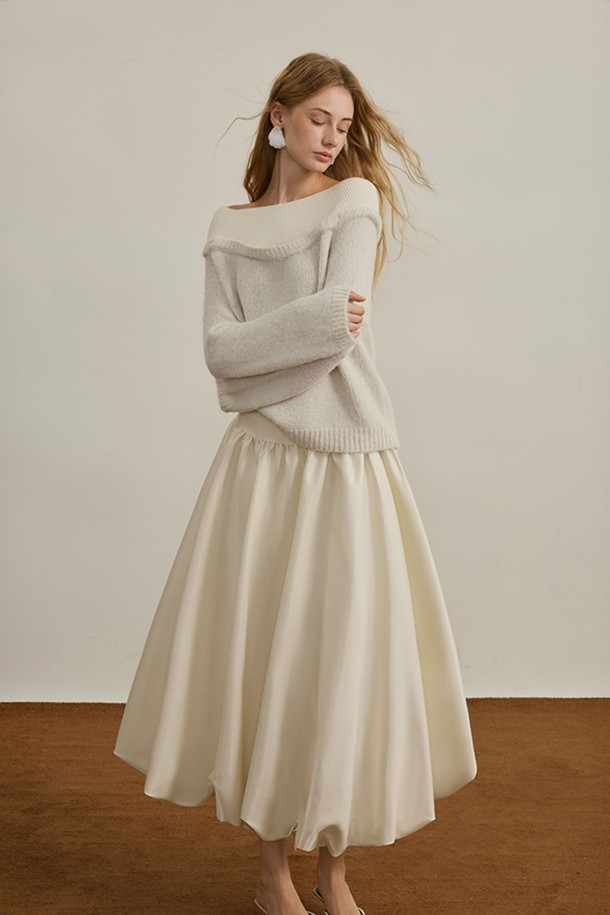 세련된 스타일을 완성하는 웨이스트 슬리밍 스커트입니다. 하이웨스트 디자인과 플리츠 디테일이 더해져, 엘레강스하고 미니멀한 무드를 연출합니다. 부드러운 폴리에스테르 소재로 제작되어 편안한 착용감을 선사하며, 봄, 여름, 가을 시즌에 활용하기 좋습니다. A라인 플레어 스커트 핏으로, 데이트룩, 모임룩, 소개팅룩 등 다양한 TPO에 매치하여 여성스러운 스타일을 강조할 수 있습니다. 아이보리, 화이트 컬러로 출시되어, 미니멀, 클래식, 로맨틱 스타일을 즐겨 입는 여성분들께 추천합니다.
