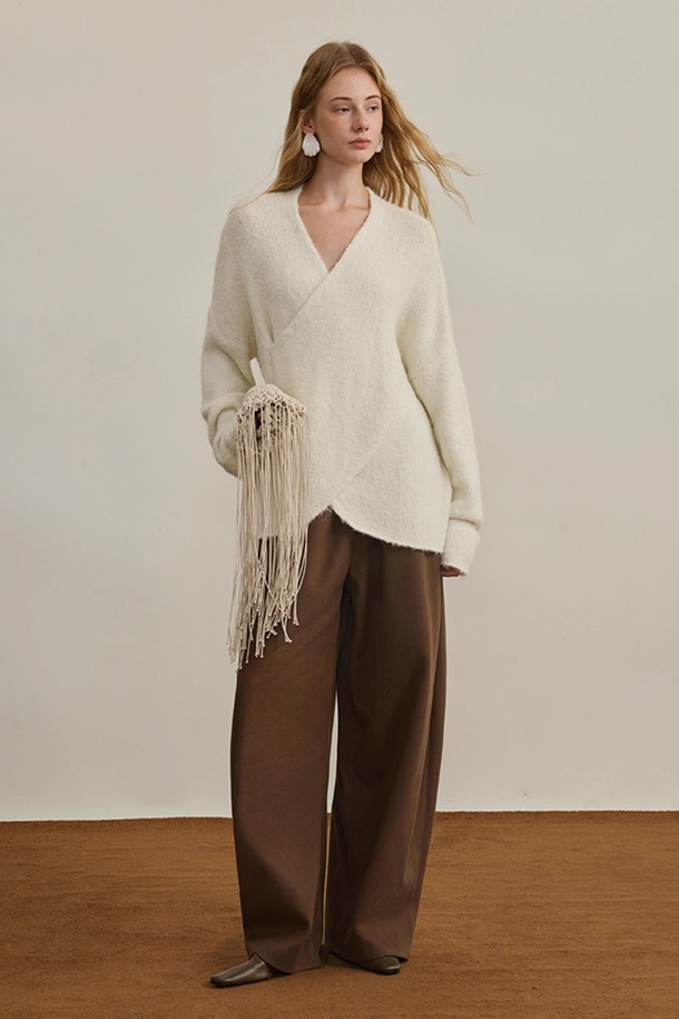 세련된 무드의 여성용 와이드 레그 바지입니다. 가을, 겨울 시즌에 어울리는 루즈핏으로 편안하게 착용 가능하며, 베이직하고 미니멀한 스타일 연출에 적합합니다. 하이웨스트 디자인과 밴딩 허리 디테일로 편안함과 스타일리시함을 동시에 잡았습니다. 브라운 컬러의 무지 디자인으로 다양한 상의와 손쉽게 매치하여 클래식하고 캐주얼한 룩을 완성해보세요.
