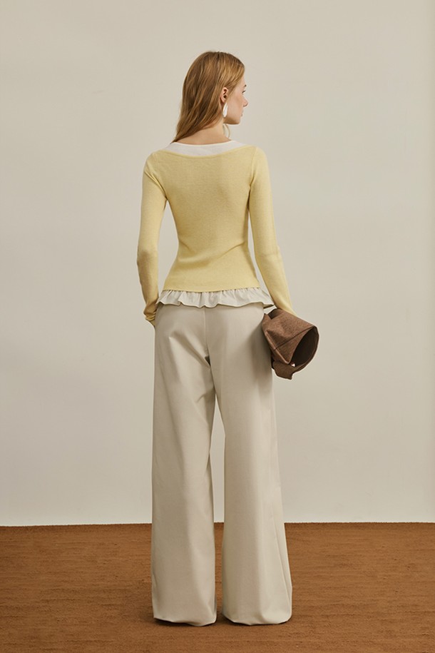 레이스 배색 와이드 팬츠는 여성스러운 분위기를 강조하는 베이지 컬러의 긴 바지입니다. 봄, 가을에 어울리는 이 팬츠는 엘레강스한 스타일을 추구하는 분들께 적합하며, 데이트룩과 모임룩을 위한 완벽한 선택입니다. 와이드 핏과 루즈핏으로 편안함을 더했으며, 레이스 디테일이 돋보입니다. 클래식, 미니멀, 로맨틱 스타일을 모두 소화할 수 있는 활용도 높은 아이템입니다.
