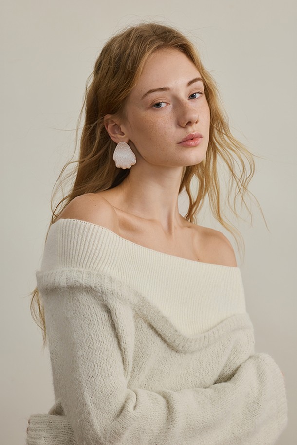 아이보리 컬러의 젠틀 풀오버 니트 탑입니다. 부드러운 울 소재로 제작되어 가을, 겨울 시즌에 따뜻하게 착용하기 좋습니다. 루즈핏과 드롭숄더 디자인으로 편안한 착용감을 선사하며, 보트넥 라인이 여성스러운 분위기를 더합니다. 출근룩이나 모임룩 등 다양한 TPO에 클래식, 미니멀, 캐주얼 스타일로 연출하기 좋습니다. 두꺼운 두께감으로 포근함을 느끼실 수 있는 무지 패턴의 긴소매 니트입니다.
