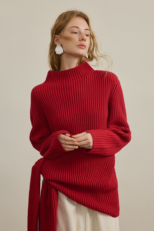 세련된 감각을 더해줄 Sense 사이드 레이스업 스웨터입니다. 부드러운 니트 소재로 제작되어 포근하고 편안한 착용감을 선사하며, 가을과 겨울 시즌에 따뜻하게 입을 수 있습니다. 레귤러핏에 하프넥 디자인으로 미니멀하면서도 베이직한 스타일을 연출합니다. 특히, 사이드 레이스업 디테일이 포인트가 되어 심플한 디자인에 유니크함을 더했습니다. 레드와 버건디 두 가지 컬러로 출시되어, 취향에 맞게 선택하여 데일리룩에 포인트를 줄 수 있습니다.
