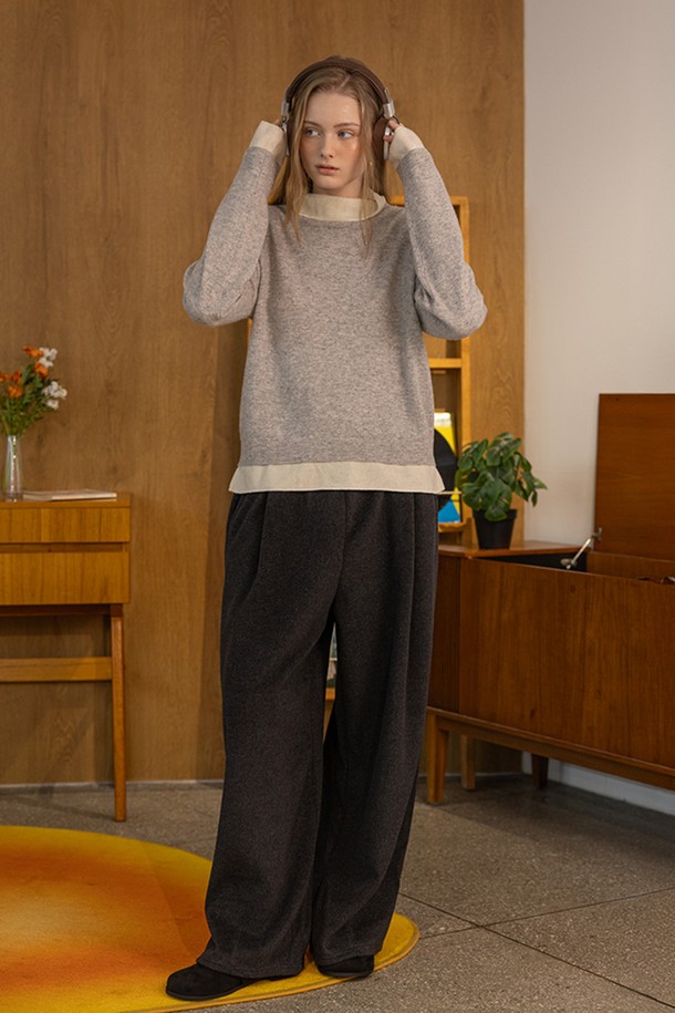 DD 코지 플리스 와이드 팬츠_2컬러는 부드러운 플리스 소재로 제작되어 포근한 착용감을 선사하는 여성용 와이드 팬츠입니다. 그레이와 블랙 두 가지 색상으로 출시되어 일상, 집콕룩, 산책룩 등 다양한 TPO에 활용 가능합니다. 가을, 겨울 시즌에 적합하며, 루즈핏 디자인과 밴딩 허리 디테일로 편안한 착용감을 강조했습니다. 캐주얼, 미니멀 스타일을 즐겨 입는 분들께 데일리 팬츠로 추천합니다. 두꺼운 두께감으로 따뜻함을 더했습니다.
