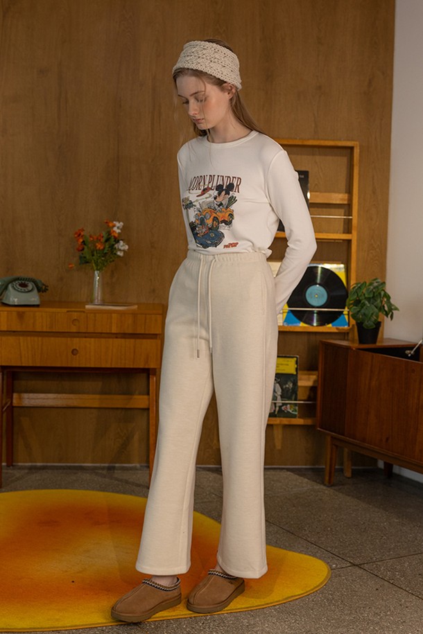 부드러운 니트 소재로 제작되어 포근한 착용감을 선사하는 드로우스트링 슬림핏 캐주얼 바지입니다. 아이보리, 블랙 두 가지 색상으로 출시되어 겨울철 다양한 상의와 매치하기 좋습니다. 허리 밴딩과 드로우스트링(조임끈) 디자인으로 편안한 착용감을 제공하며, 슬림핏으로 다리 라인을 슬림하게 연출해 줍니다. 

**TPO:** 집콕룩, 산책룩
**STYLE:** 캐주얼, 미니멀, 클래식
