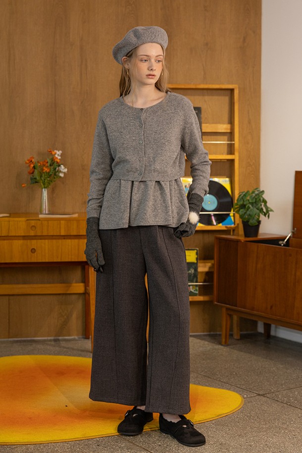 **루즈핏 데일리 팬츠_2color**는 편안함과 스타일을 모두 갖춘 여성용 바지입니다. 그레이와 차콜 두 가지 색상으로 제공되며, 봄, 가을, 겨울 계절에 착용하기 좋습니다. 폴리에스터 소재로 제작되어 부드러운 촉감을 선사하며, 밴딩 허리와 하이웨스트 디자인으로 편안한 착용감을 제공합니다. 와이드 레그와 루즈핏으로 캐주얼하면서도 미니멀한 스타일을 연출하며, 출근룩과 모임룩으로 활용하기 좋습니다. 무지 패턴의 긴 기장으로 기본에 충실한 디자인을 선보입니다.
